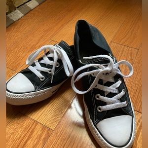 Women black converse. Size 8. Like new.